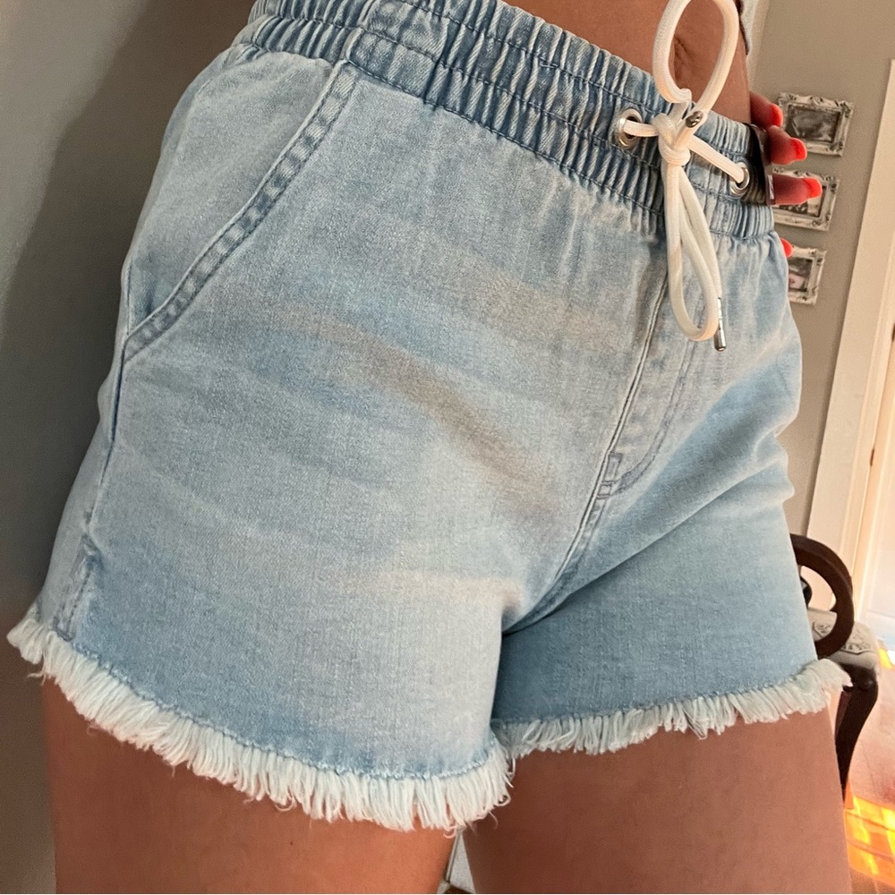 Kendall & Kylie stretchy denim shorts
